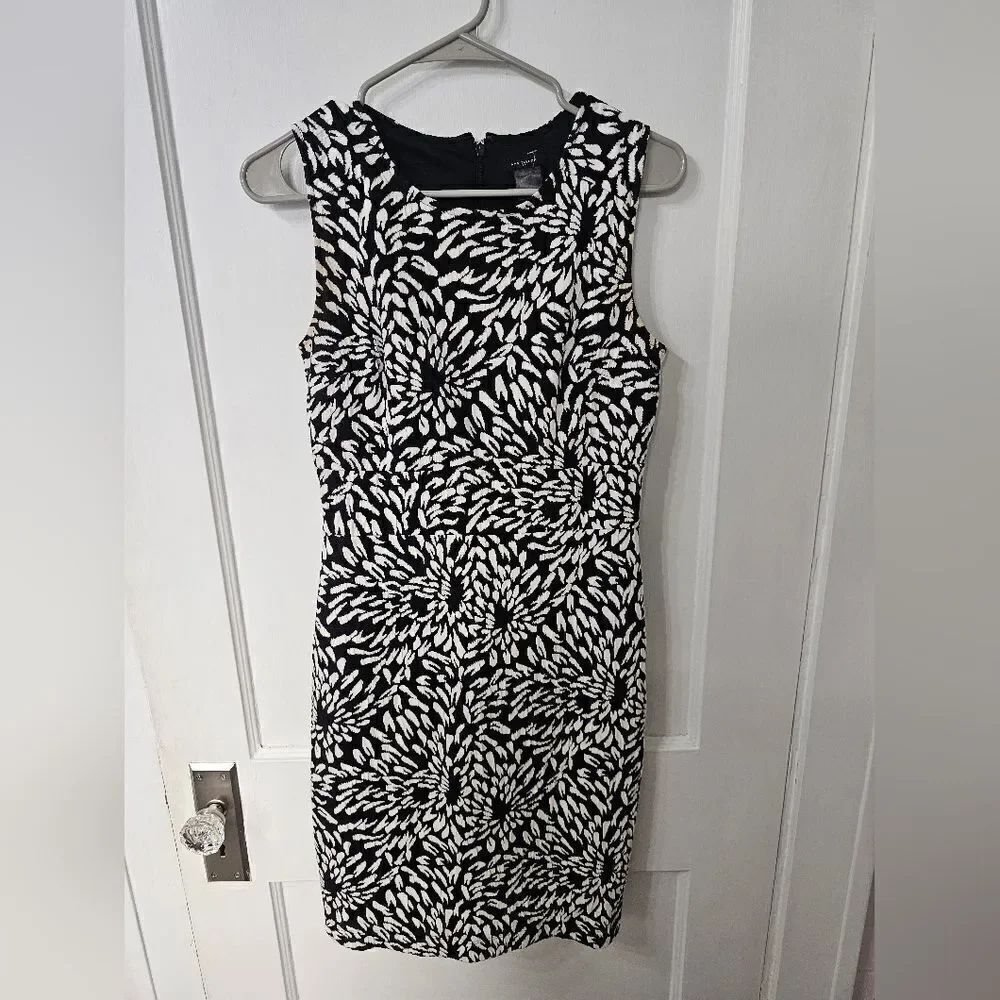 Ann Taylor black and white knit, lined dress size 0 excellent condition